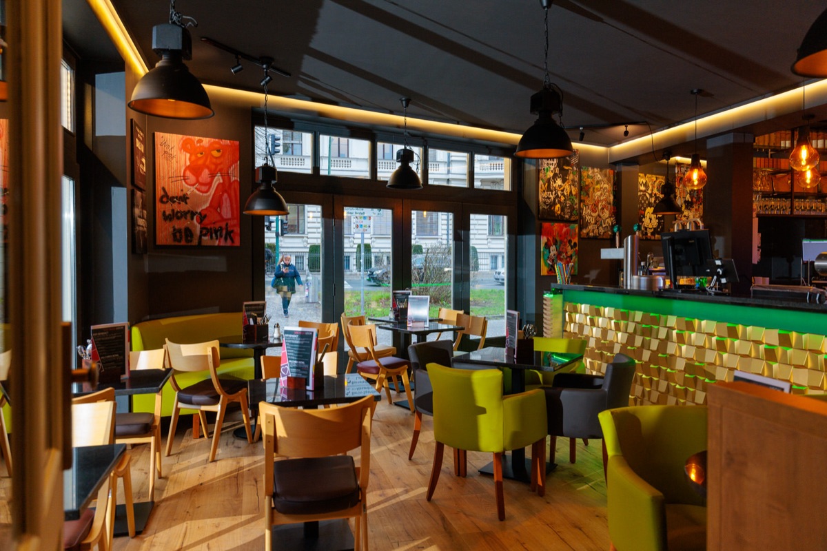 GIG Innenansicht — Gesamtübersicht mit Theke und Sitzbereich