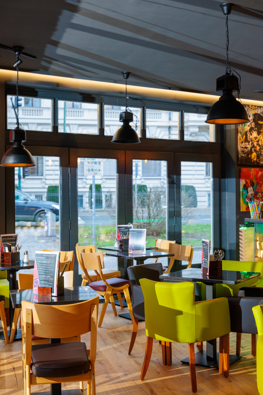 GIG Restaurant — Fensterfront mit Tageslicht