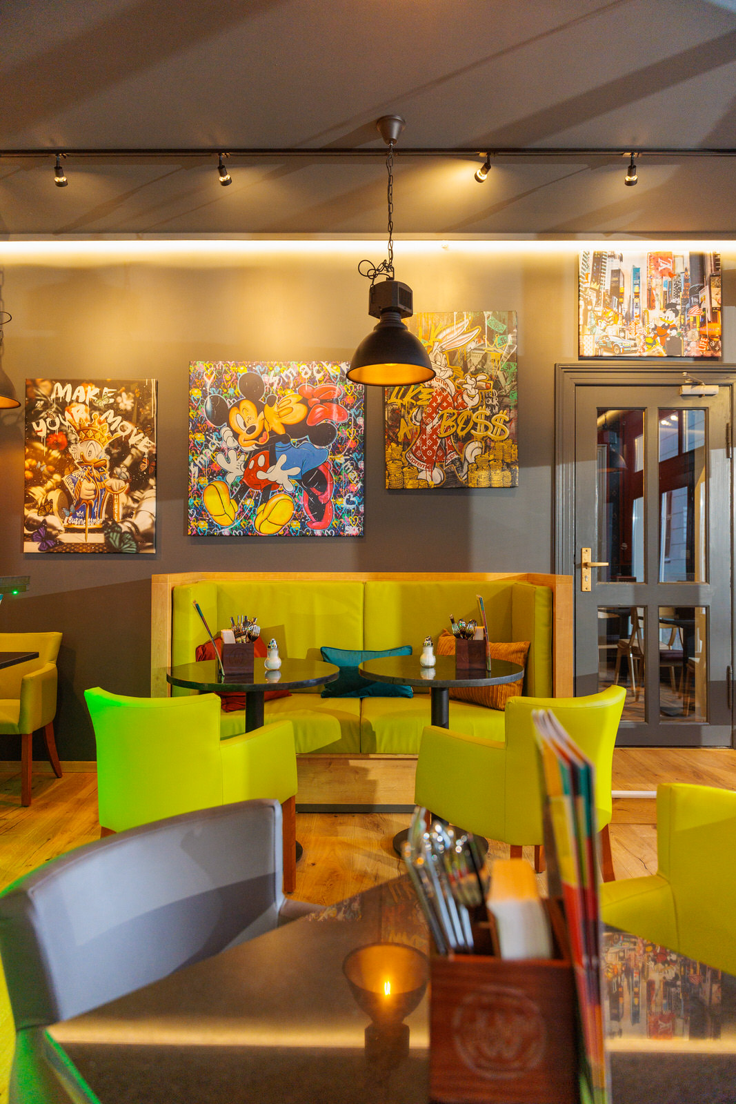 GIG Sitzecke — Bunte Kunstwand