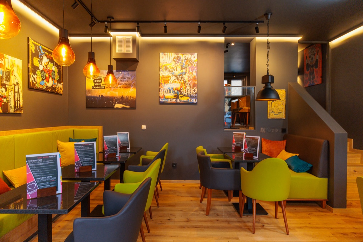 GIG Lounge — Rote Samtbänke